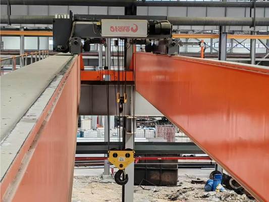 Kran jembatan Eropa dilengkapi dengan lifts tali kawat listrik, kebisingan rendah dan biaya pemeliharaan rendah.